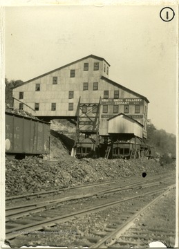 Kelly's Creek Colliery next to railroad.